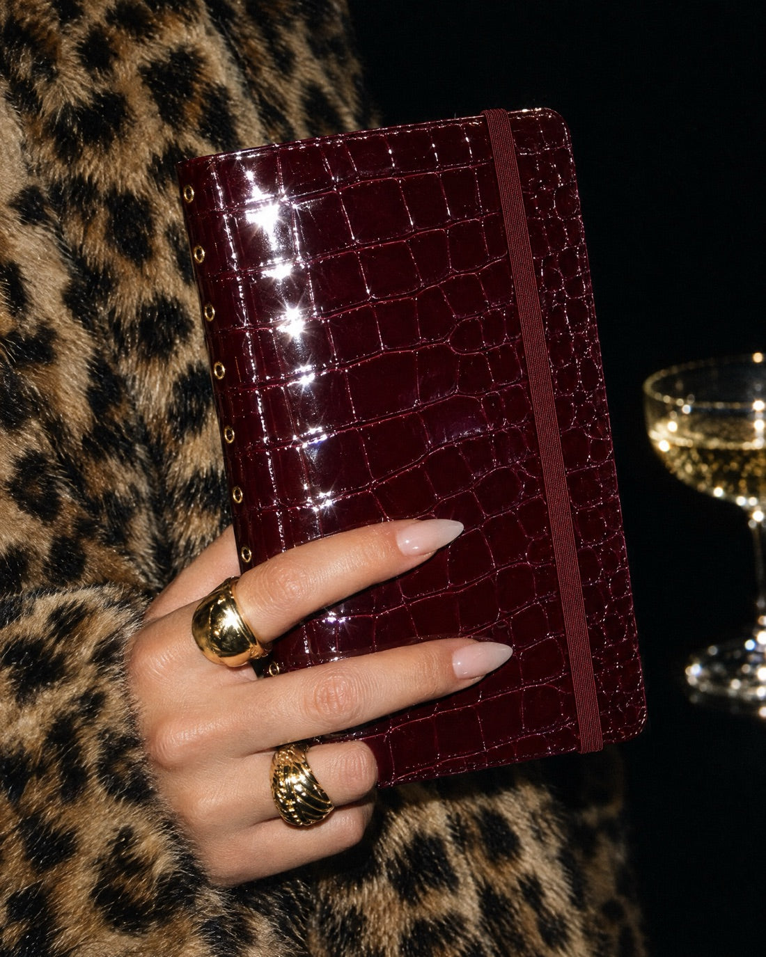 ALURE Notebook – Bordeaux Croc. KI-Konzeptbild.
