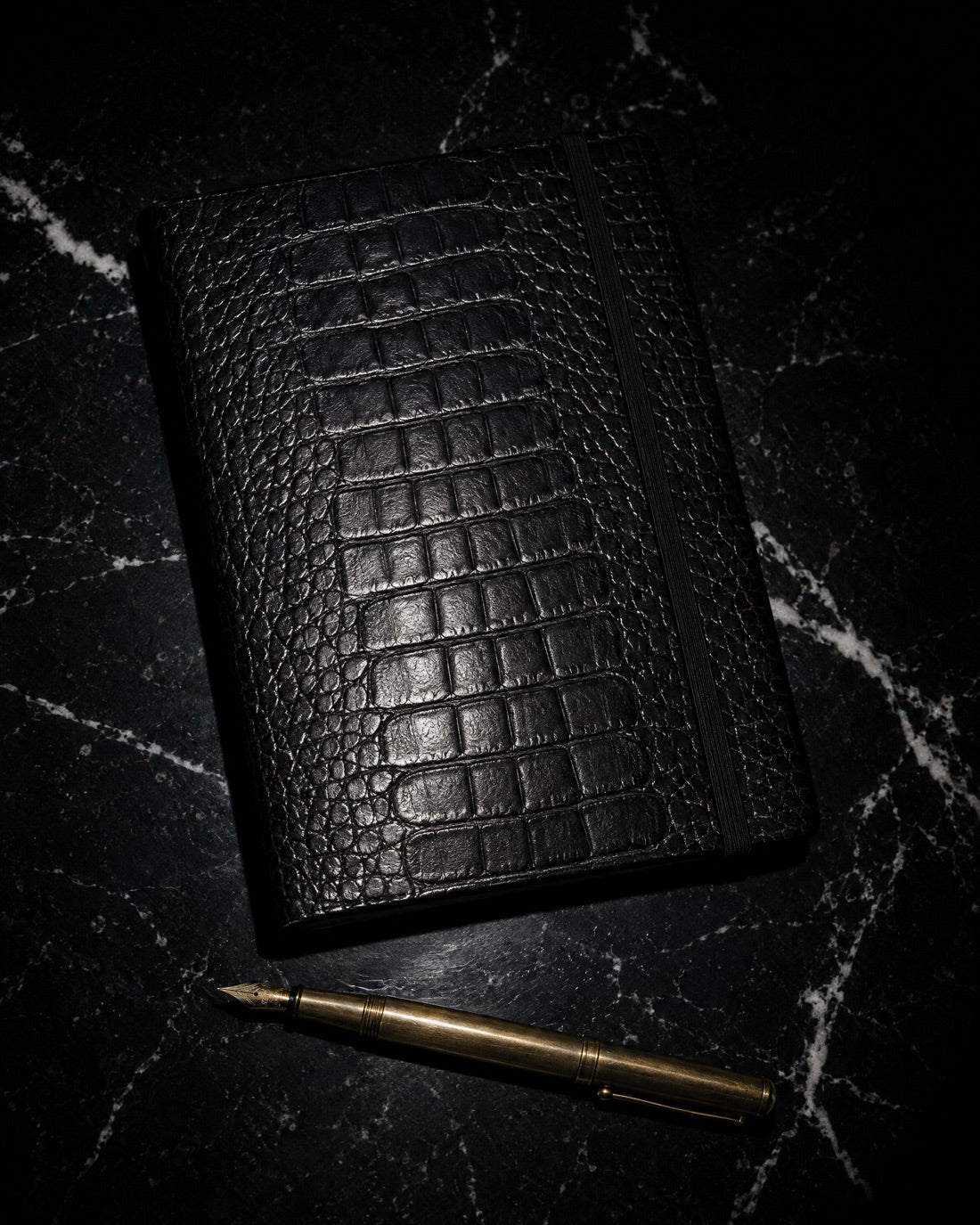 ALURE Noir Notebook – Matte Black Croc. KI-Konzeptbild.